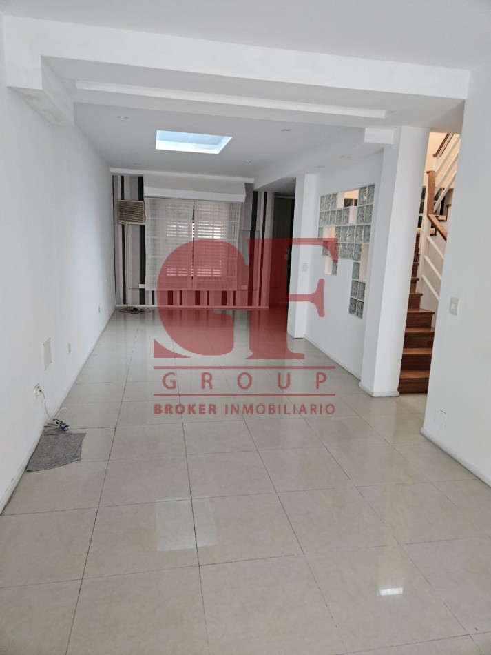 Hermosa casa con patio y parrilla . Luminosa con 5 dormitorios!!! en barrio tranquilo y cerca de avenidas. Con cochera cubierta