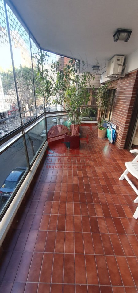 Confortable  semipiso con excelente distribucion y estado impecable!! Amplios balcones