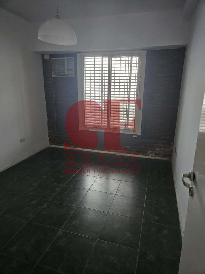 Hermosa casa con patio y parrilla . Luminosa con 5 dormitorios!!! en barrio tranquilo y cerca de avenidas. Con cochera cubierta