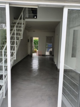 Duplex Super Luminoso con Terraza Propia en Exclusivo Barrio! Hecho a Nuevo!  CON RENTA ASEGURADA