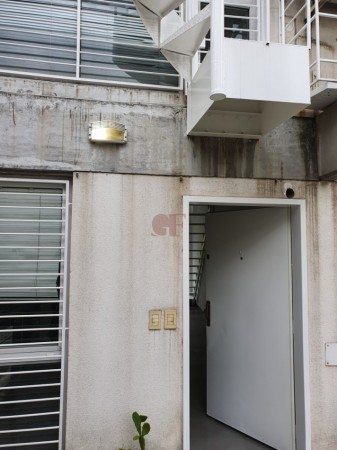 Duplex Super Luminoso con Terraza Propia en Exclusivo Barrio! Hecho a Nuevo!  CON RENTA ASEGURADA