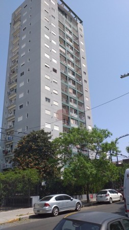 Hermoso 2 Ambientes, Super Luminoso en Torre con Pileta! con renta asegurada