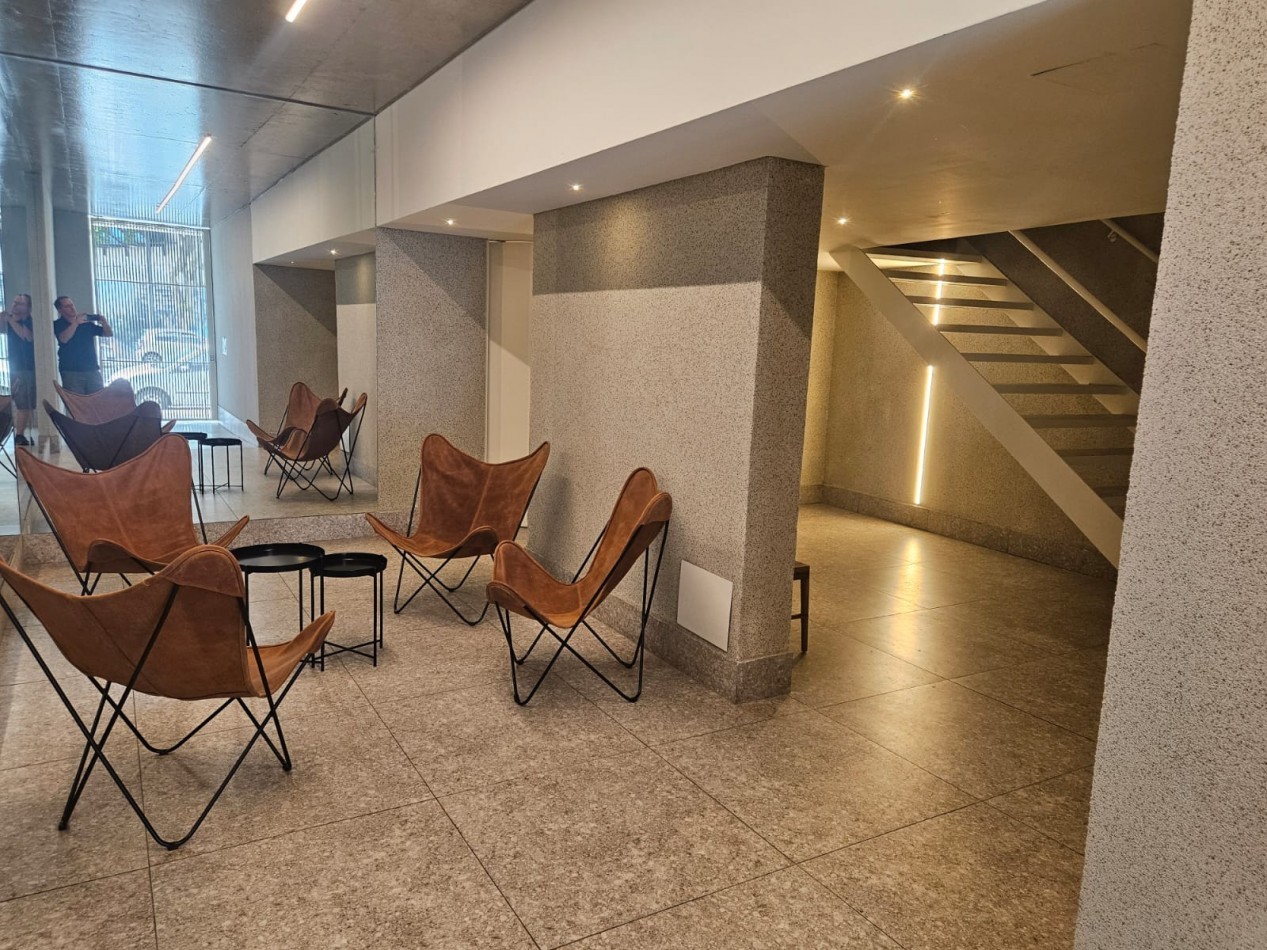 Hermoso 2 ambientes a estrenar con toilette de recepcion y dormitorio en suite . 60 metros totales