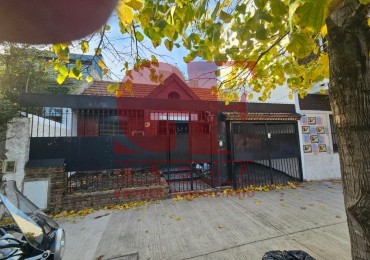 Hermosa casa con patio y parrilla . Luminosa con 5 dormitorios!!! en barrio tranquilo y cerca de avenidas. Con cochera cubierta